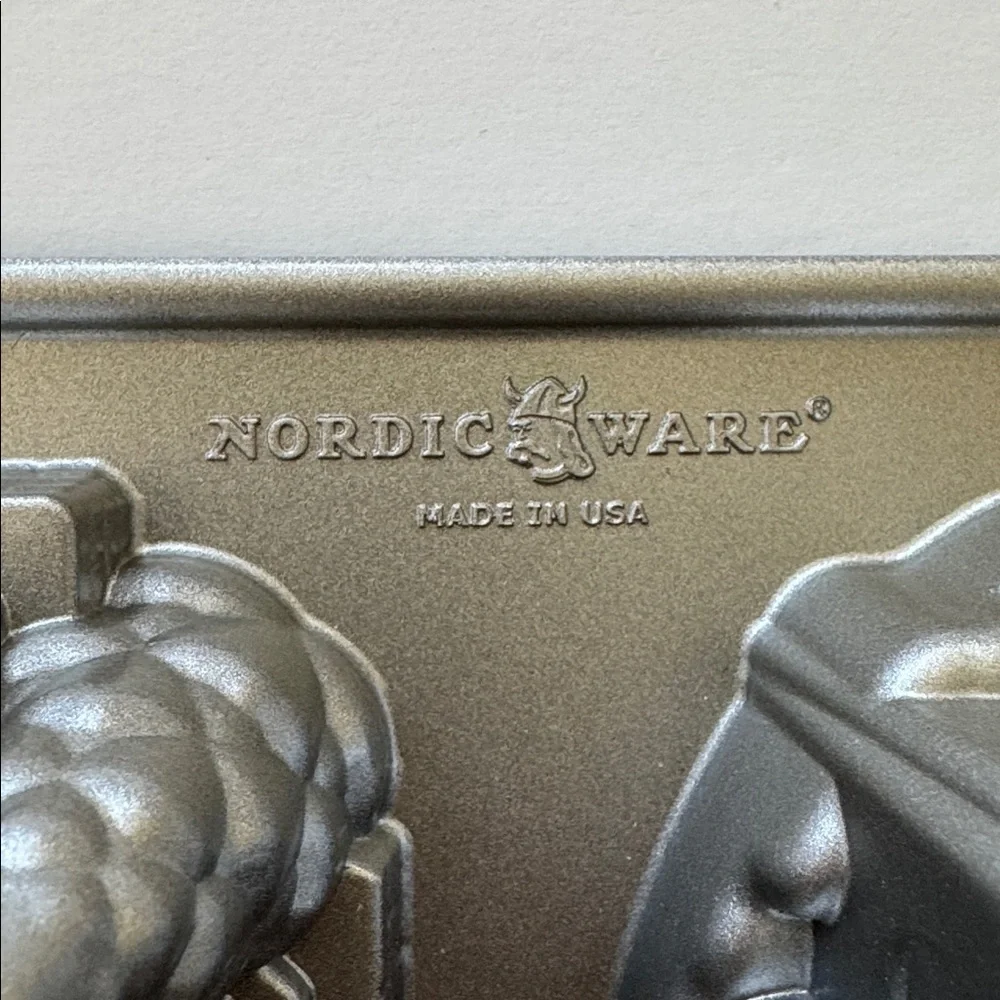 Nordic Ware Gingerbread House Duet Pan Cast Aluminum Baking Pan Holiday 5 Cups